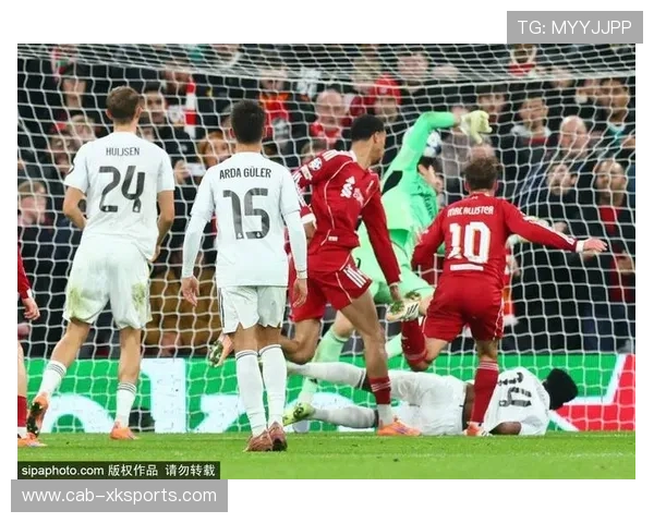 利物浦门前混战中抢点制胜,关键时刻展现强大团队精神